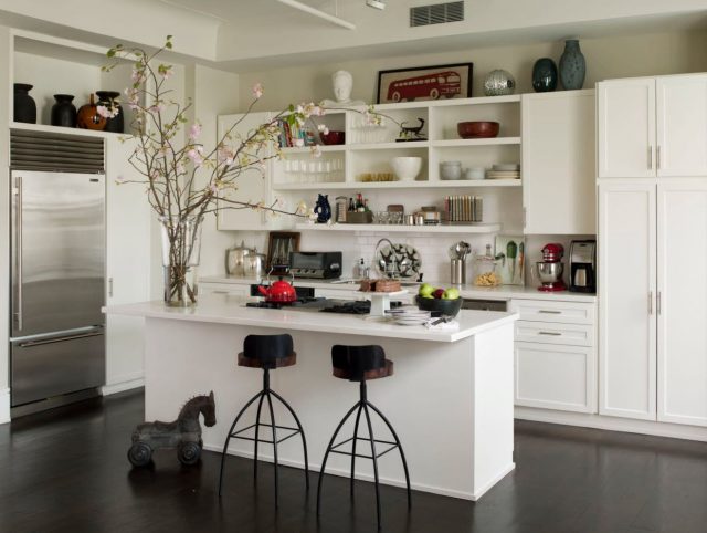 Open shelves between kitchen cabinets