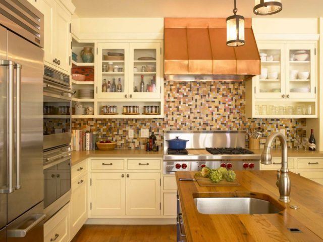 Open shelves under the wall cabinet