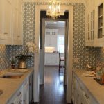 Narrow kitchen – Suspended chandeliers